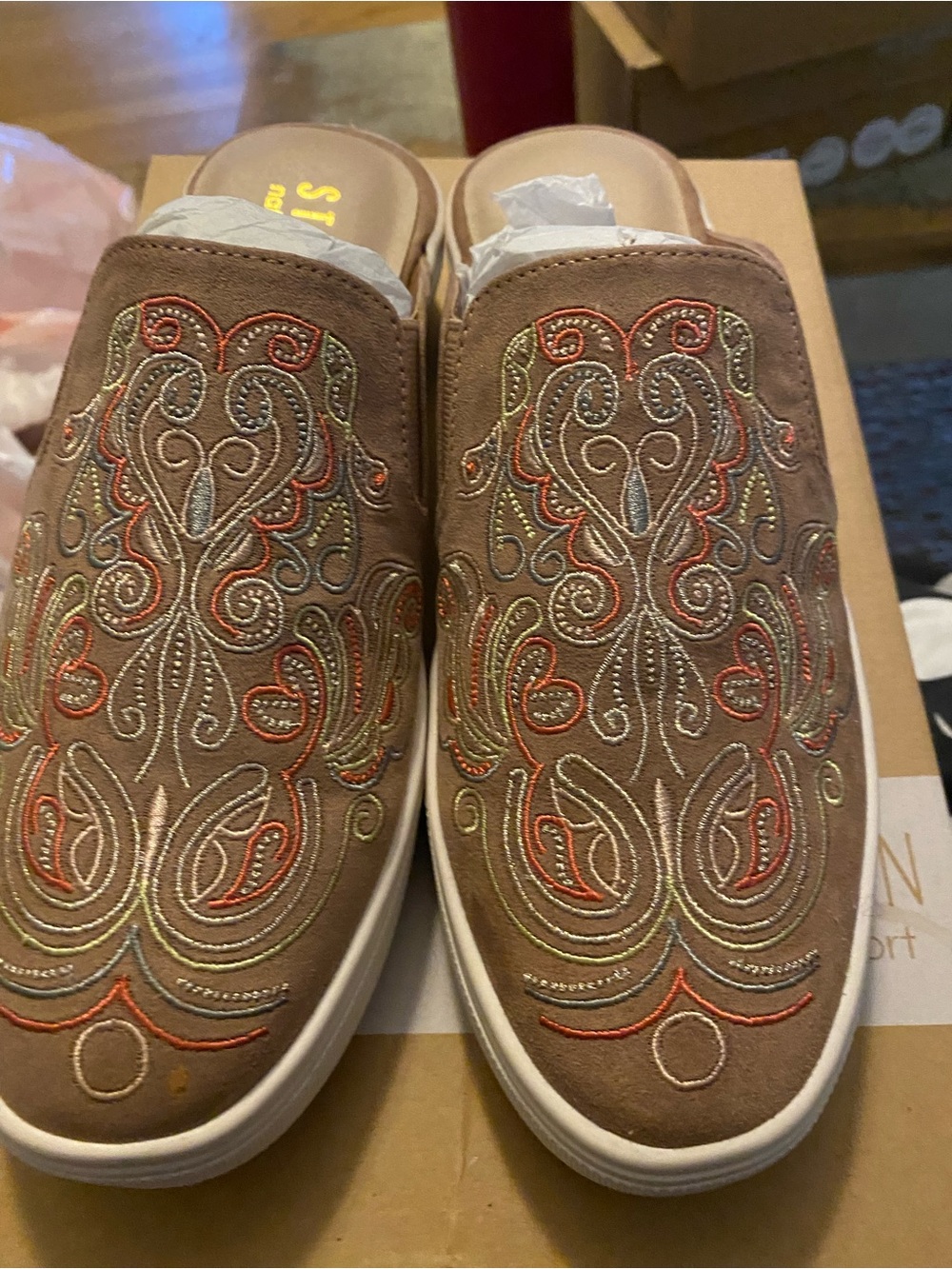 Steven brand Nc-Lora style - nwot - one small imperfection as shown in picture.